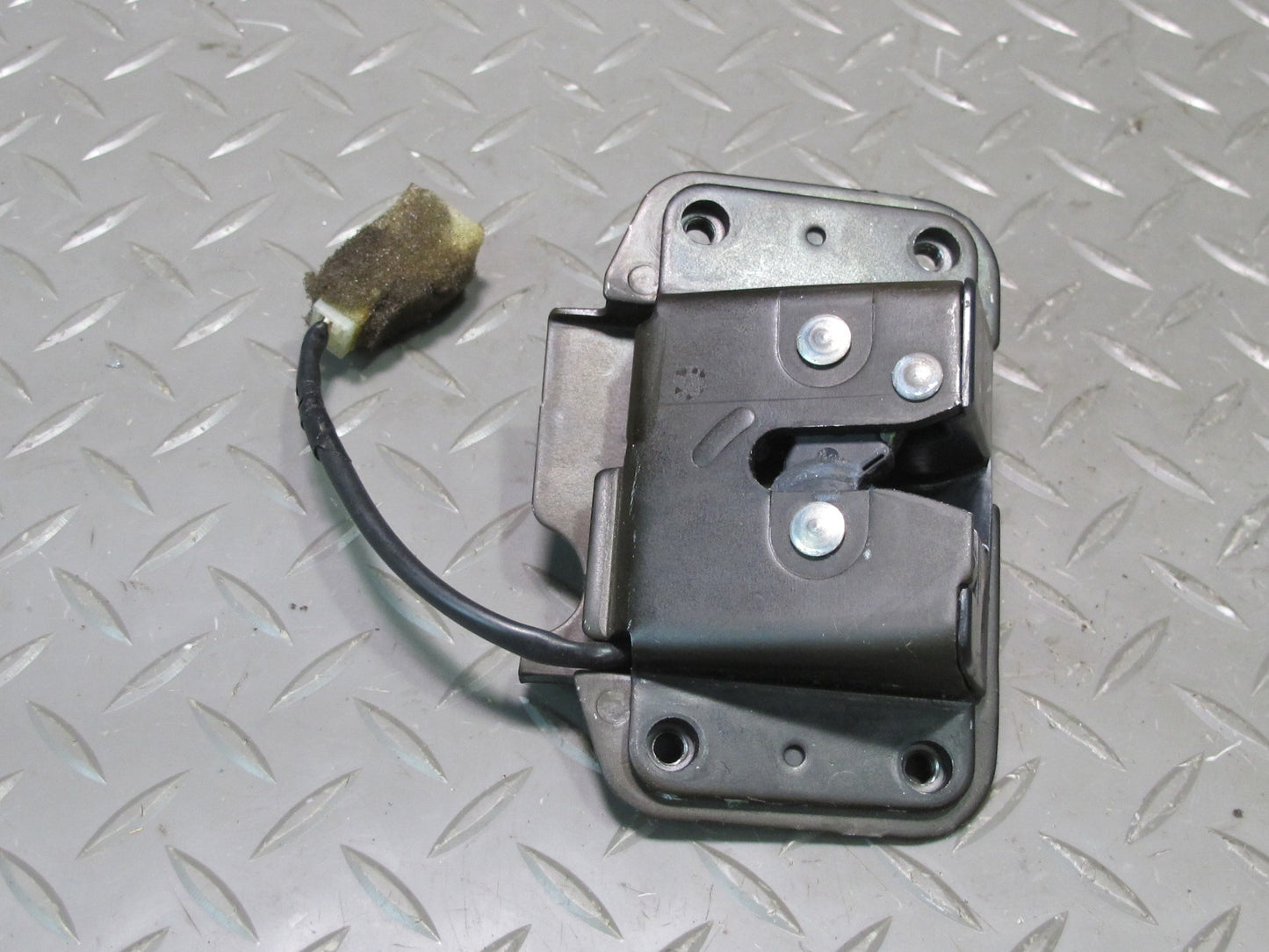 2003-2007 Lexus UZJ100L LX470 Rear Trunk Lid Liftgate Tailgate Upper Lock Latch