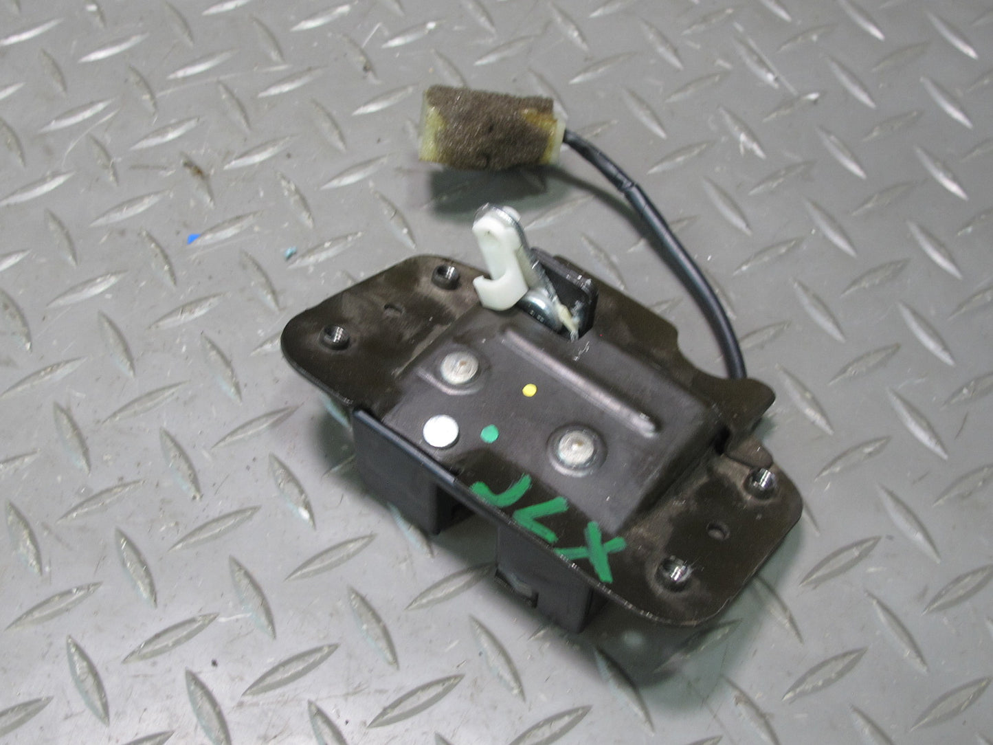 2003-2007 Lexus UZJ100L LX470 Rear Trunk Lid Liftgate Tailgate Upper Lock Latch