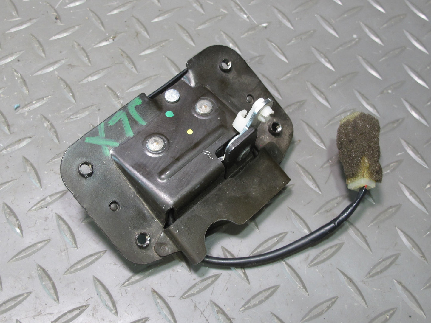 2003-2007 Lexus UZJ100L LX470 Rear Trunk Lid Liftgate Tailgate Upper Lock Latch