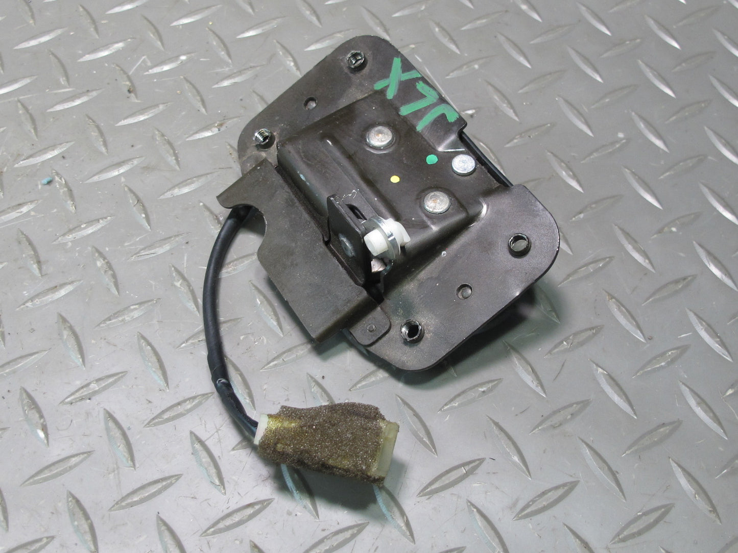 2003-2007 Lexus UZJ100L LX470 Rear Trunk Lid Liftgate Tailgate Upper Lock Latch