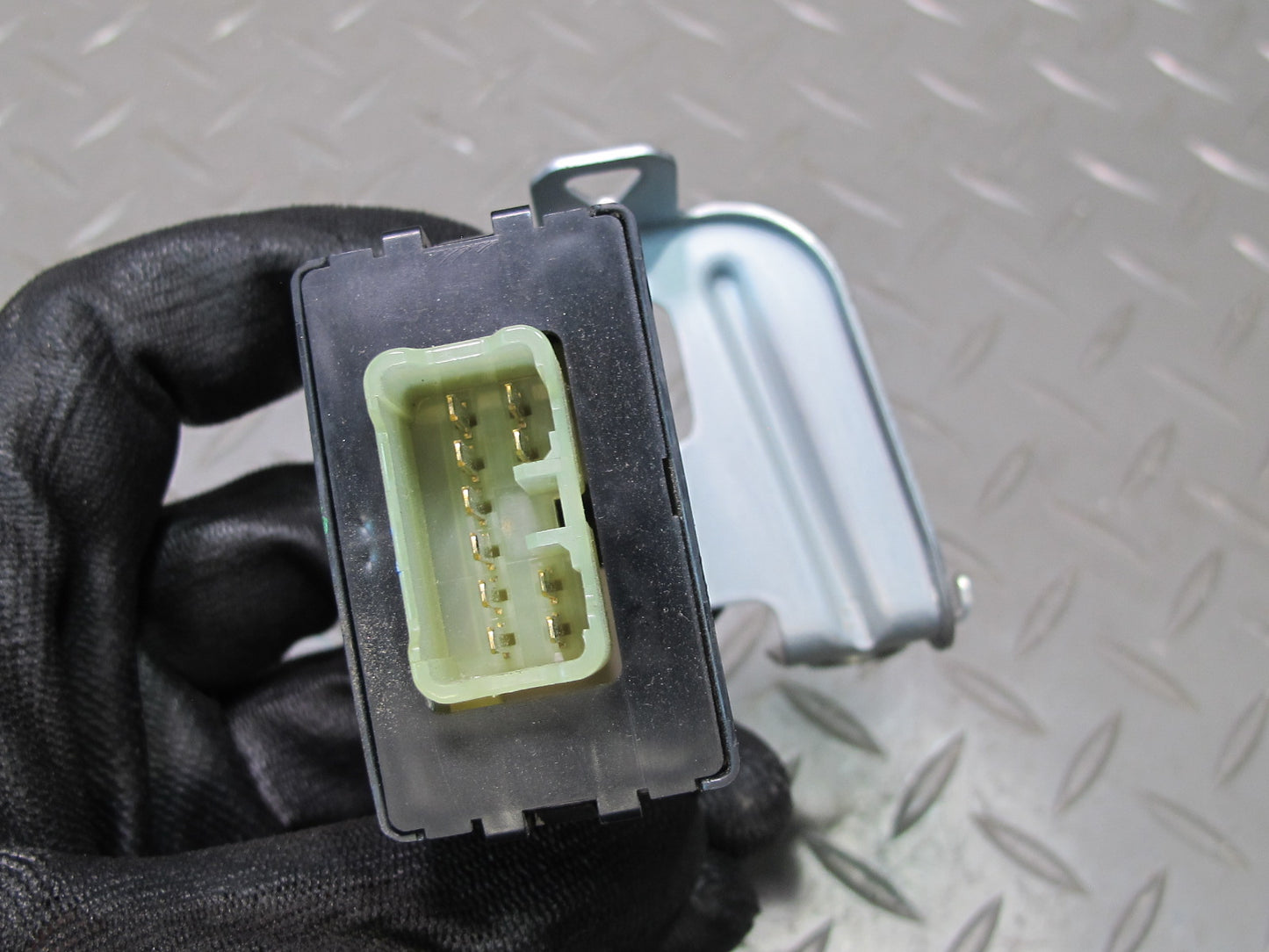 2003-2007 Lexus UZJ100L LX470 Transmission Relay Control Module 89531-60050