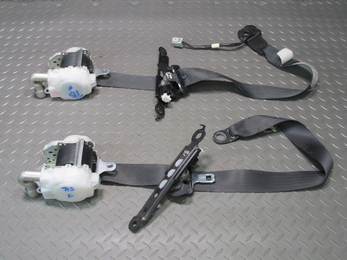 2008 LEXUS USE20L IS-F FRONT LEFT RIGHT SEATBELT RETRACTOR SET OEM