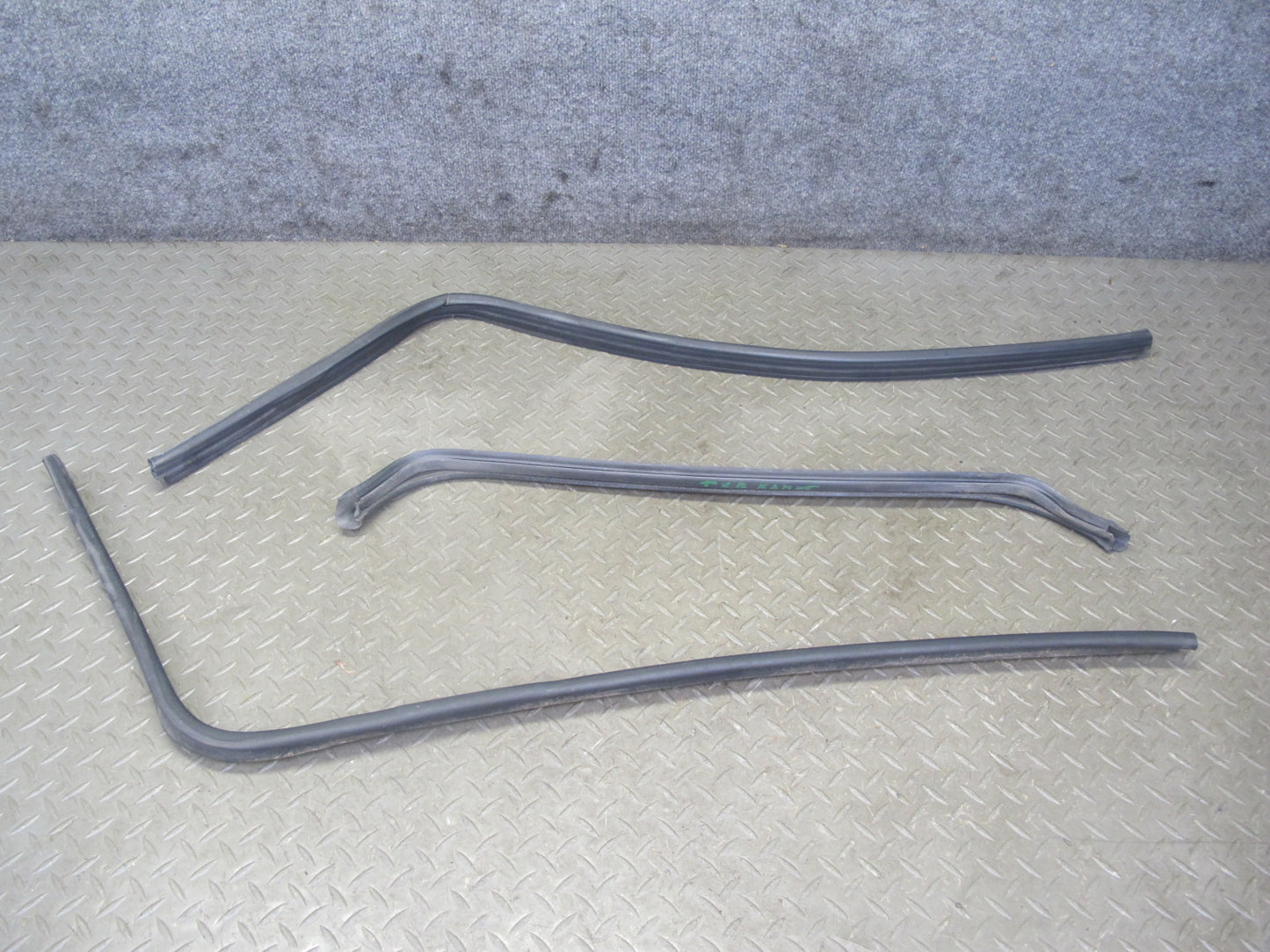 94-99 BMW E36 328iC Front Hood Weatherstrip Rubber Seal Gasket Set OEM