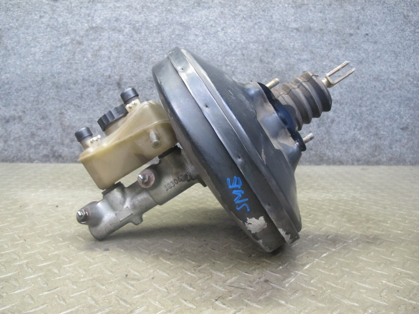 82-83 Mercedes W123 240D Brake Master Cylinder Booster Fluid Reseervoir Tank OEM