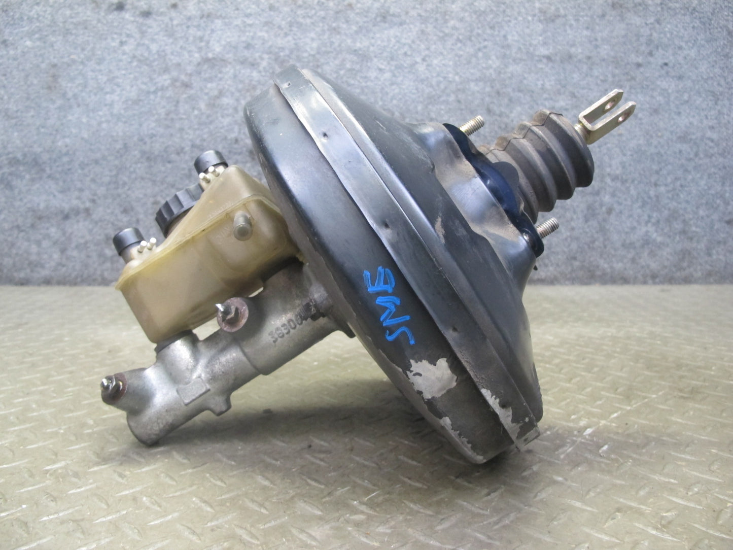 82-83 Mercedes W123 240D Brake Master Cylinder Booster Fluid Reseervoir Tank OEM