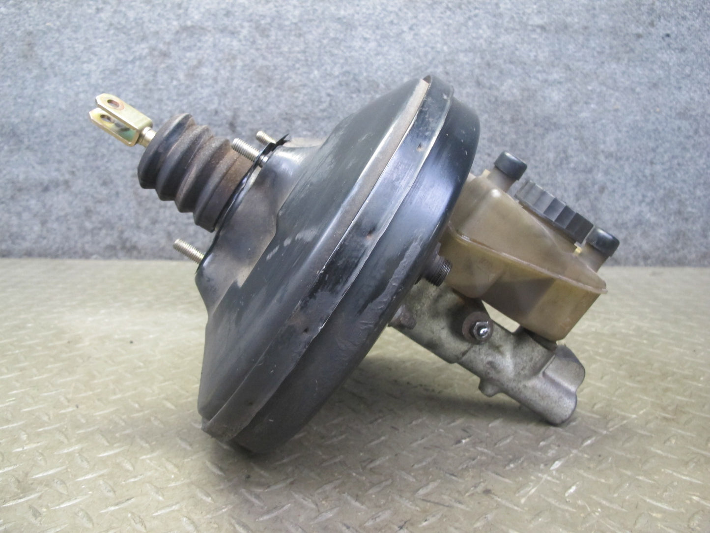 82-83 Mercedes W123 240D Brake Master Cylinder Booster Fluid Reseervoir Tank OEM