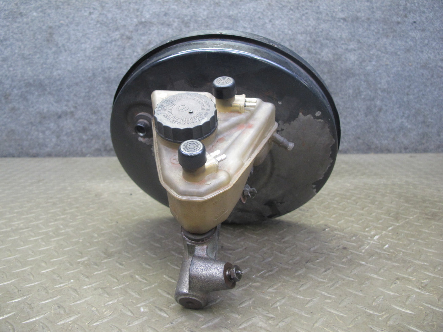 82-83 Mercedes W123 240D Brake Master Cylinder Booster Fluid Reseervoir Tank OEM