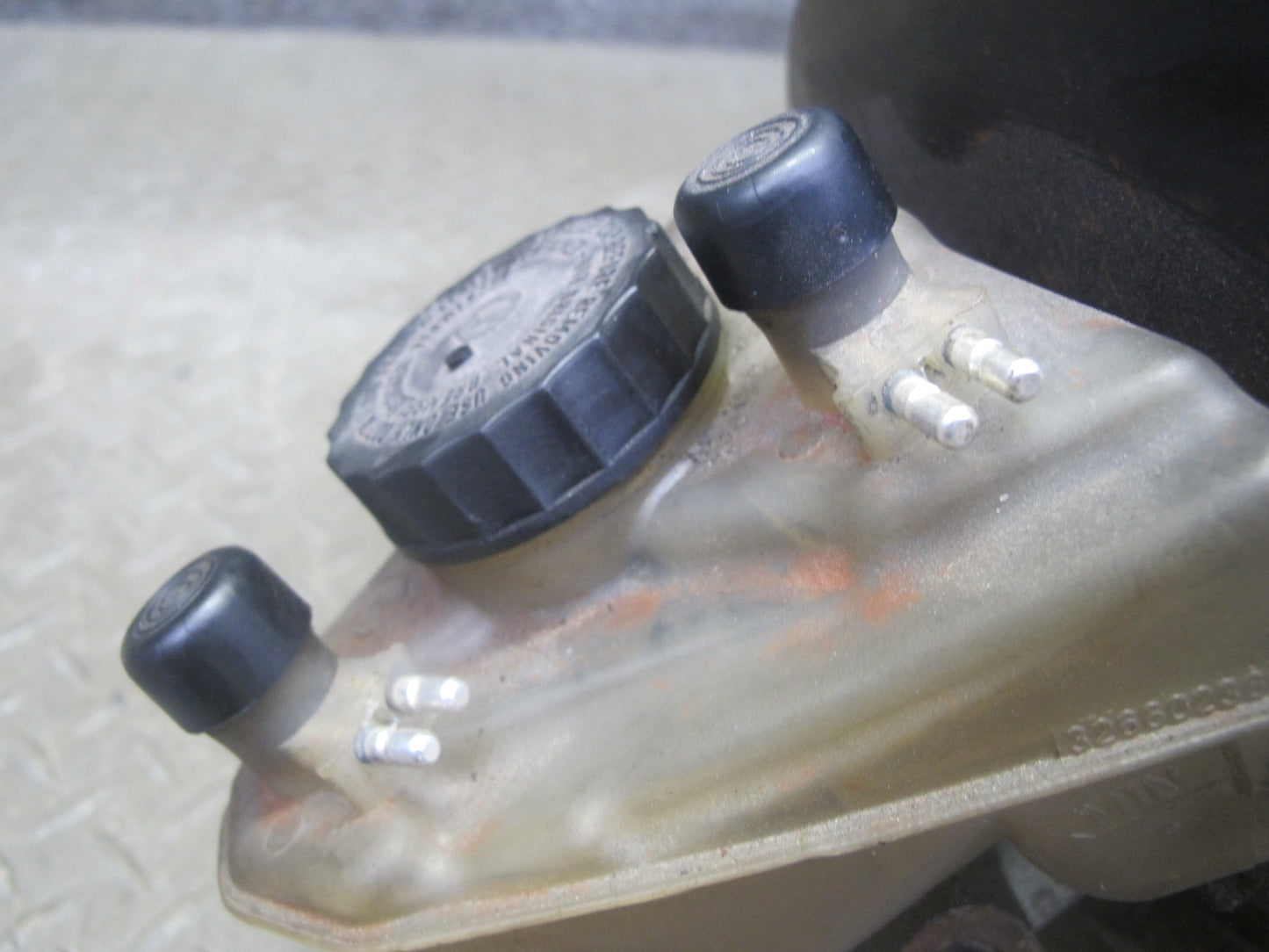 82-83 Mercedes W123 240D Brake Master Cylinder Booster Fluid Reseervoir Tank OEM