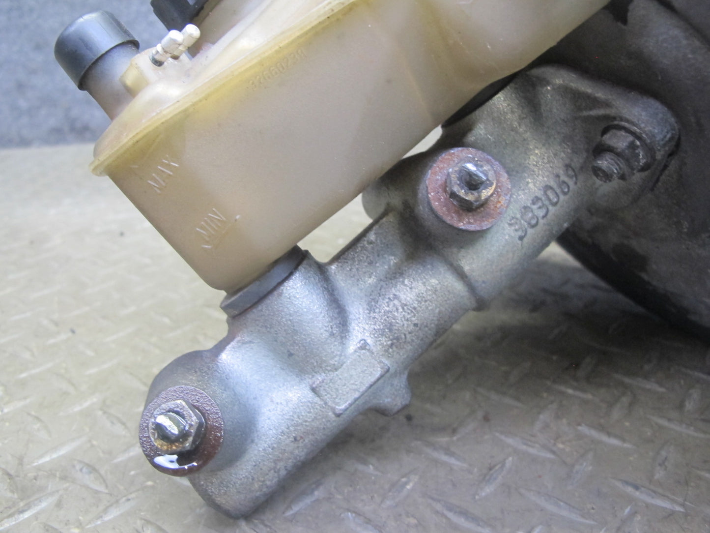 82-83 Mercedes W123 240D Brake Master Cylinder Booster Fluid Reseervoir Tank OEM