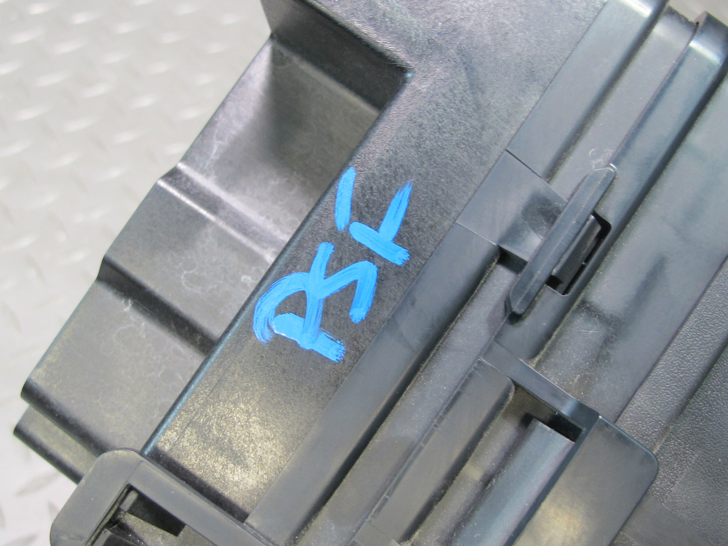 07-09 Pontiac Solstice 2.4L A/T Engine Bay Relay Fuse Box 15876645 OEM