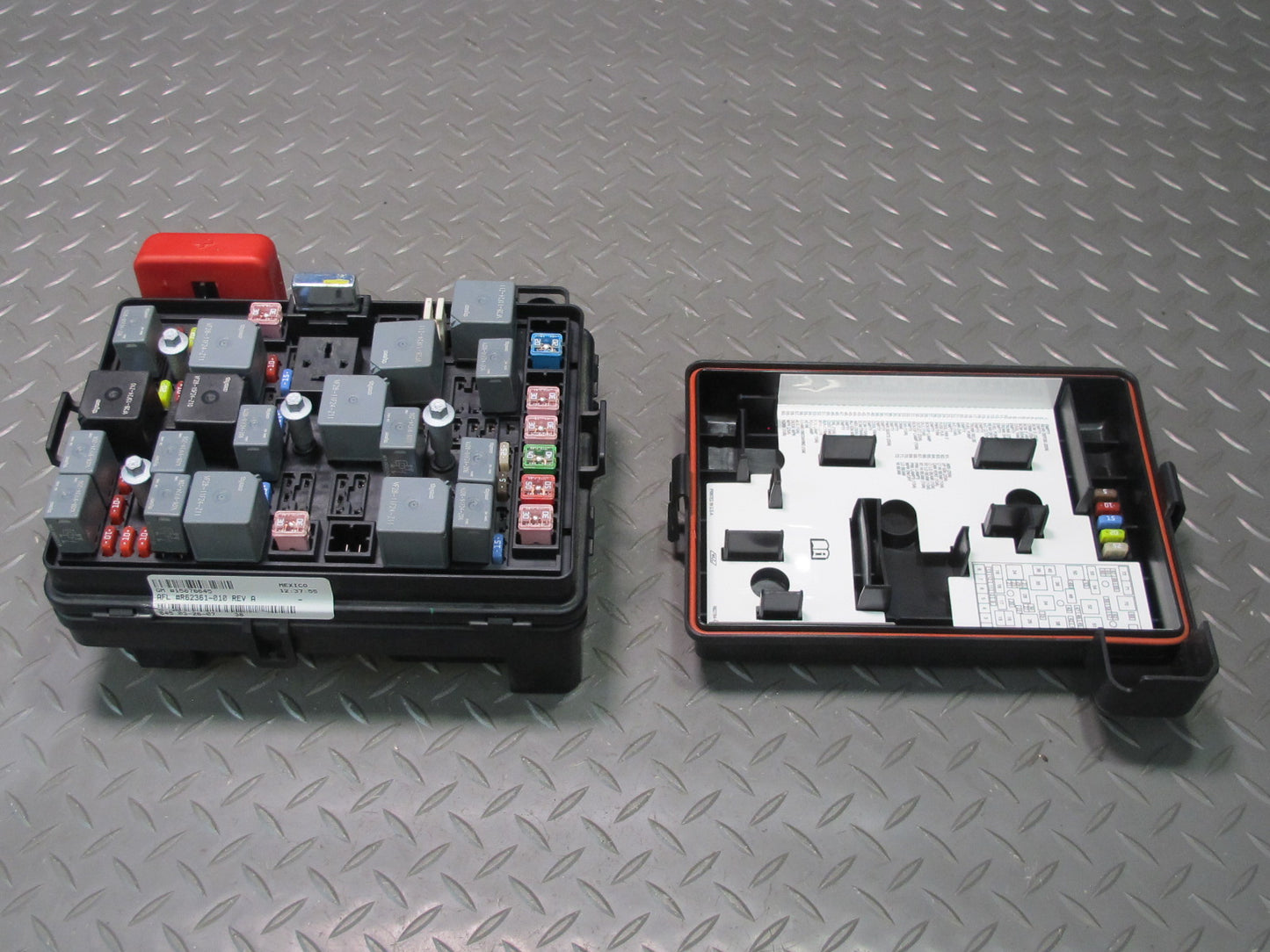 07-09 Pontiac Solstice 2.4L A/T Engine Bay Relay Fuse Box 15876645 OEM