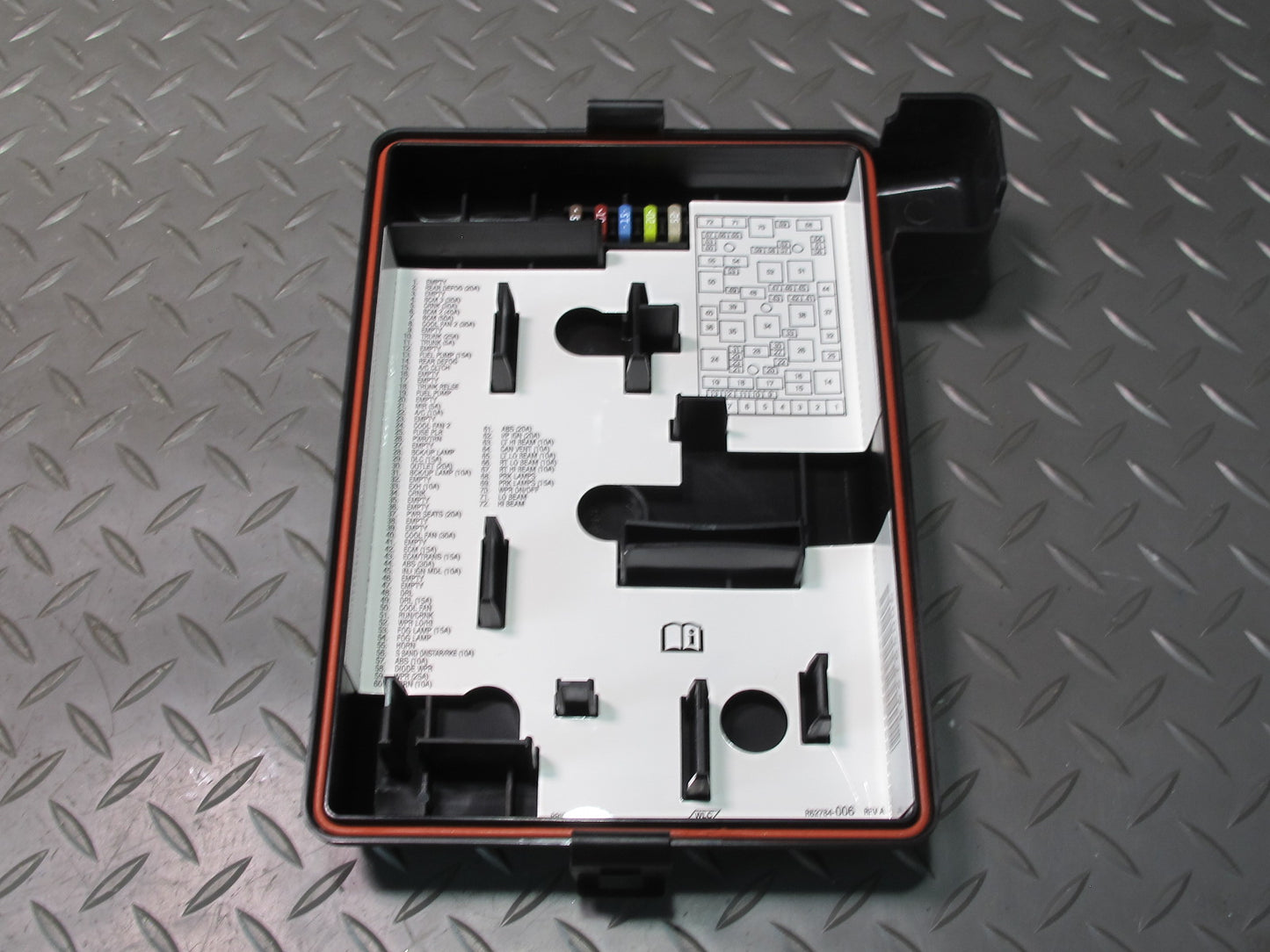 07-09 Pontiac Solstice 2.4L A/T Engine Bay Relay Fuse Box 15876645 OEM