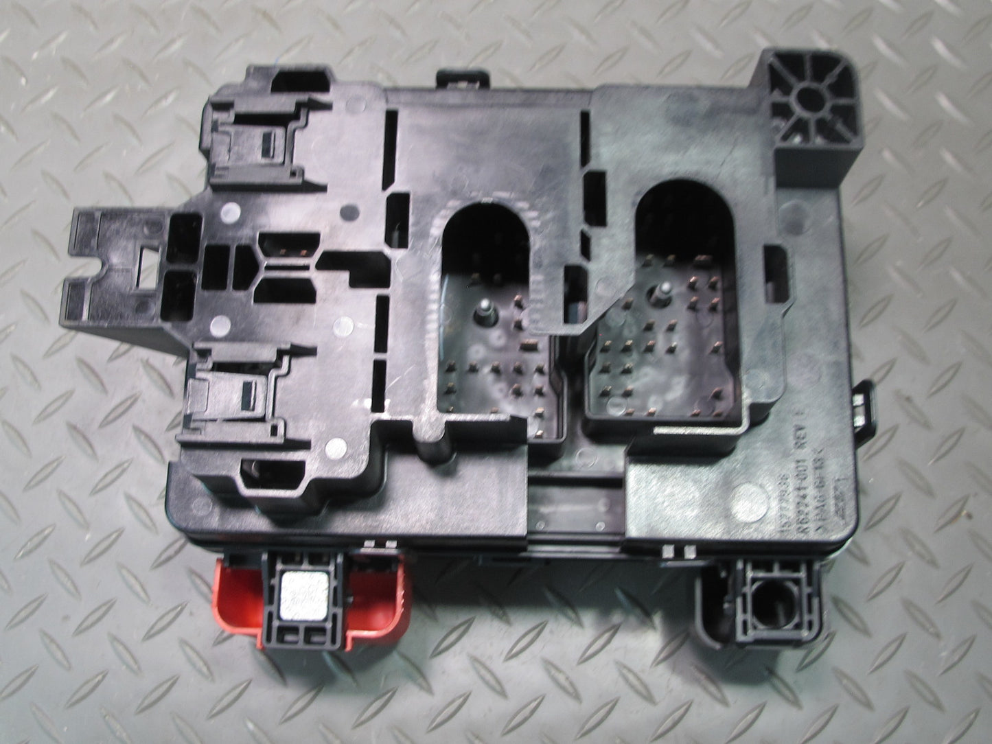 07-09 Pontiac Solstice 2.4L A/T Engine Bay Relay Fuse Box 15876645 OEM