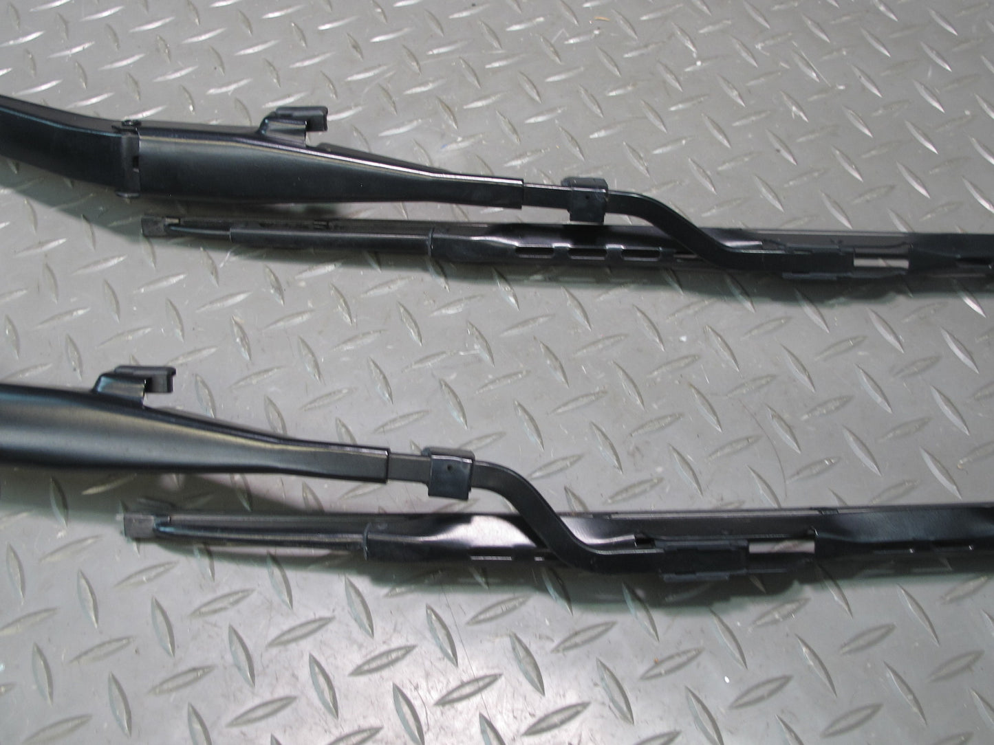 06-10 Pontiac Solstice Saturn SKY Set of 2 Front Left & Right Wiper Arm OEM