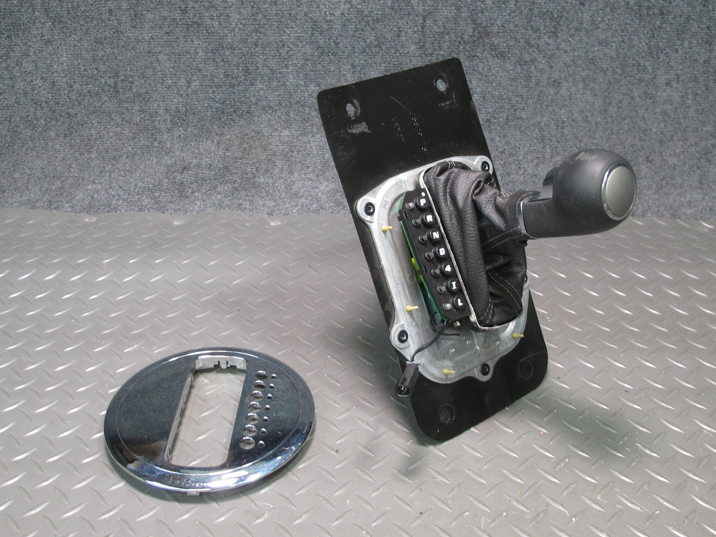 06-07 Pontiac Solstice A/T Auto Transmission Gear Shifter w Knob & Trim 20K OEM