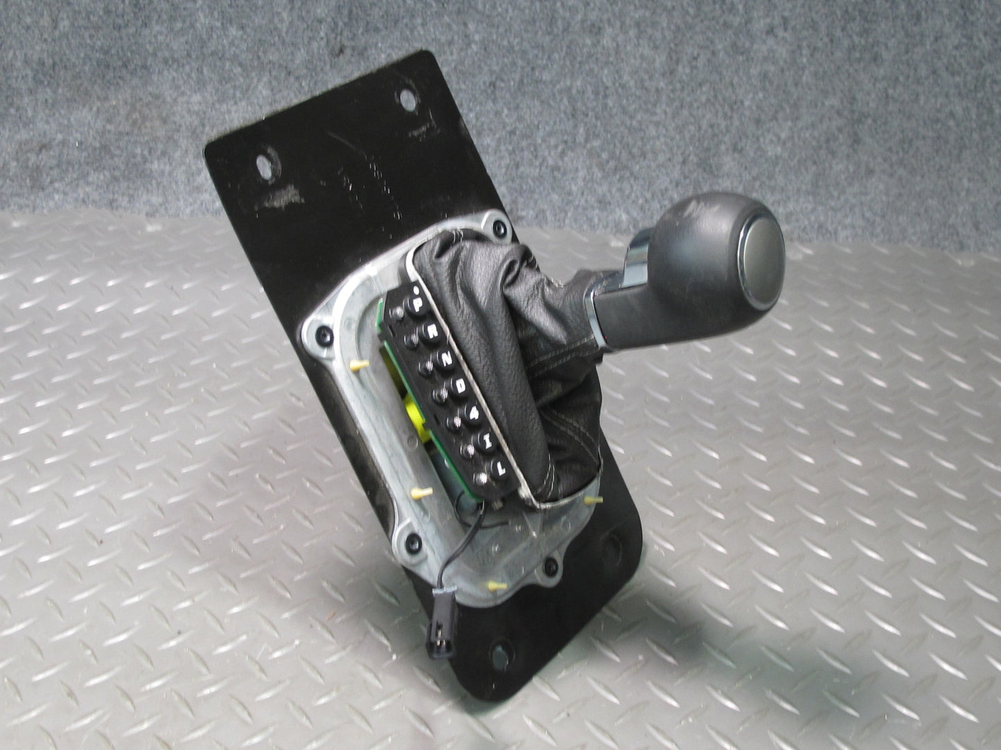 06-07 Pontiac Solstice A/T Auto Transmission Gear Shifter w Knob & Trim 20K OEM