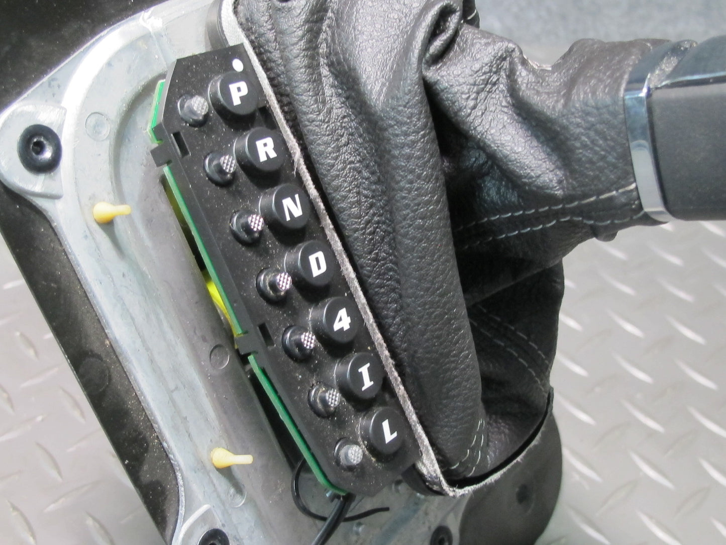 06-07 Pontiac Solstice A/T Auto Transmission Gear Shifter w Knob & Trim 20K OEM