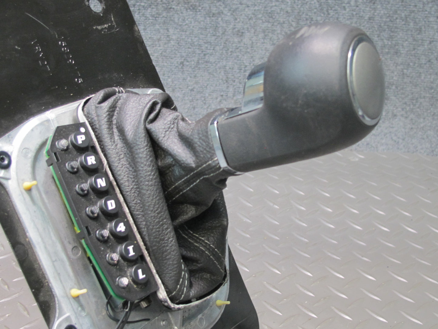 06-07 Pontiac Solstice A/T Auto Transmission Gear Shifter w Knob & Trim 20K OEM