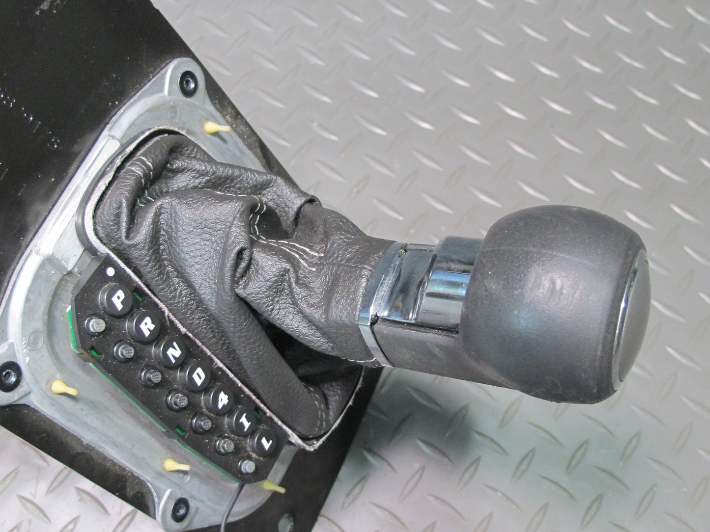 06-07 Pontiac Solstice A/T Auto Transmission Gear Shifter w Knob & Trim 20K OEM