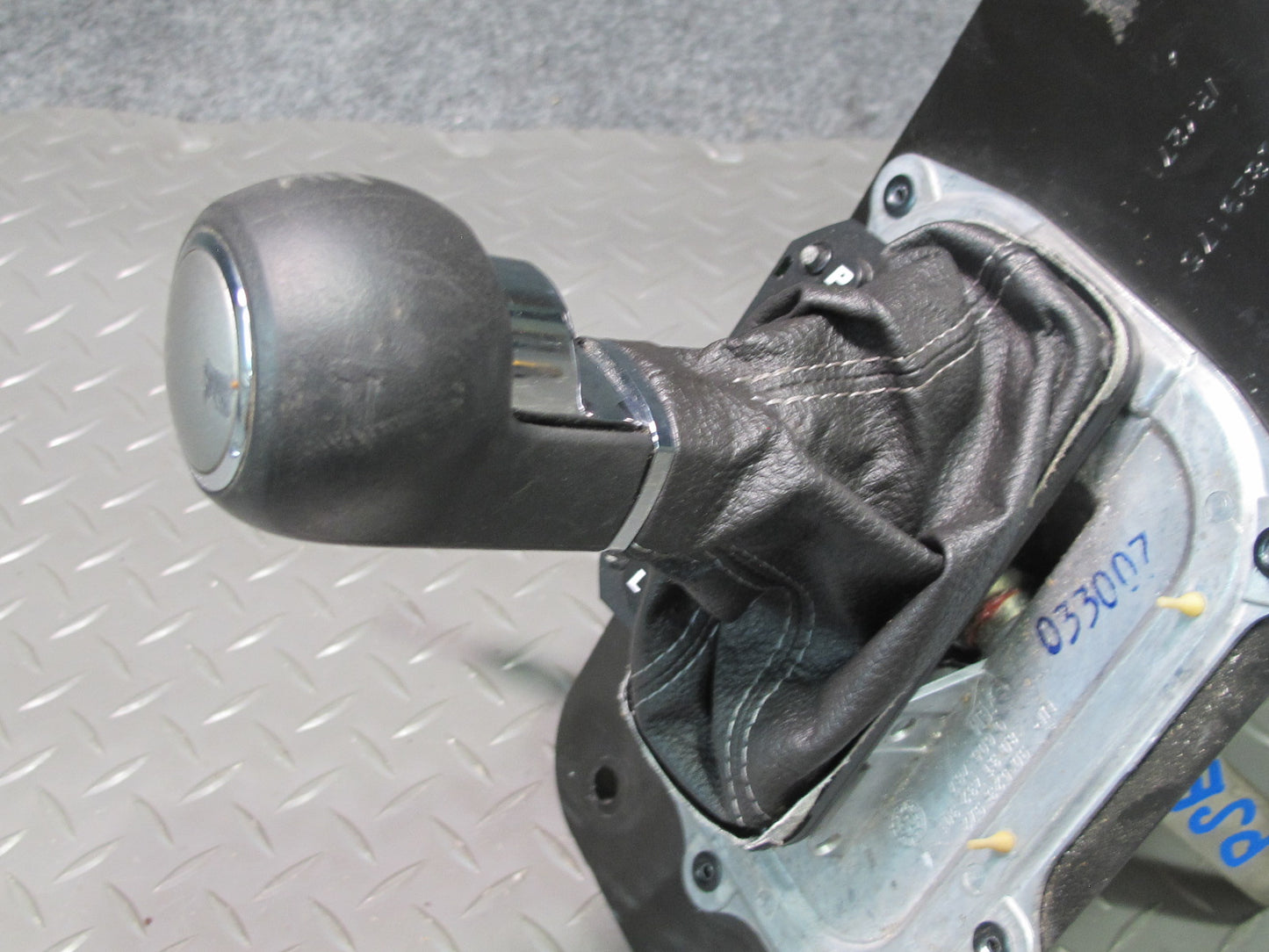 06-07 Pontiac Solstice A/T Auto Transmission Gear Shifter w Knob & Trim 20K OEM