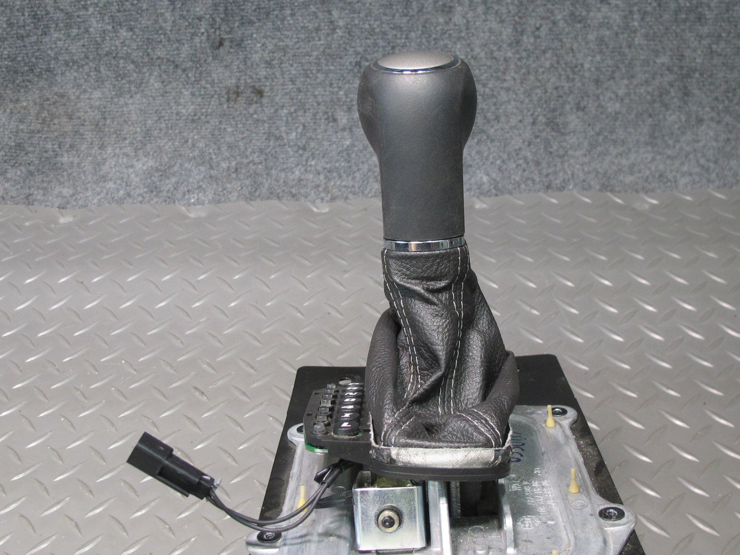 06-07 Pontiac Solstice A/T Auto Transmission Gear Shifter w Knob & Trim 20K OEM