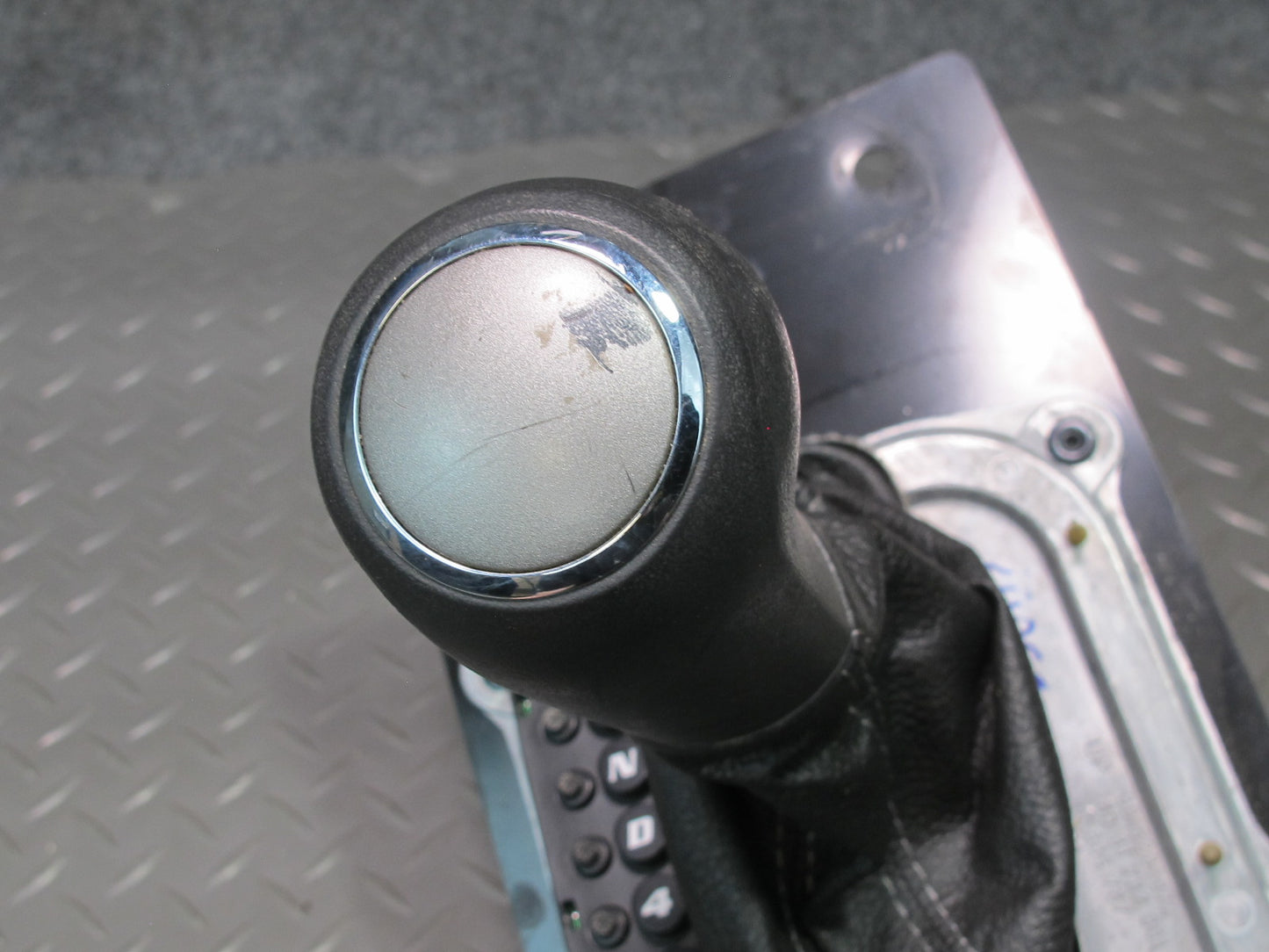 06-07 Pontiac Solstice A/T Auto Transmission Gear Shifter w Knob & Trim 20K OEM