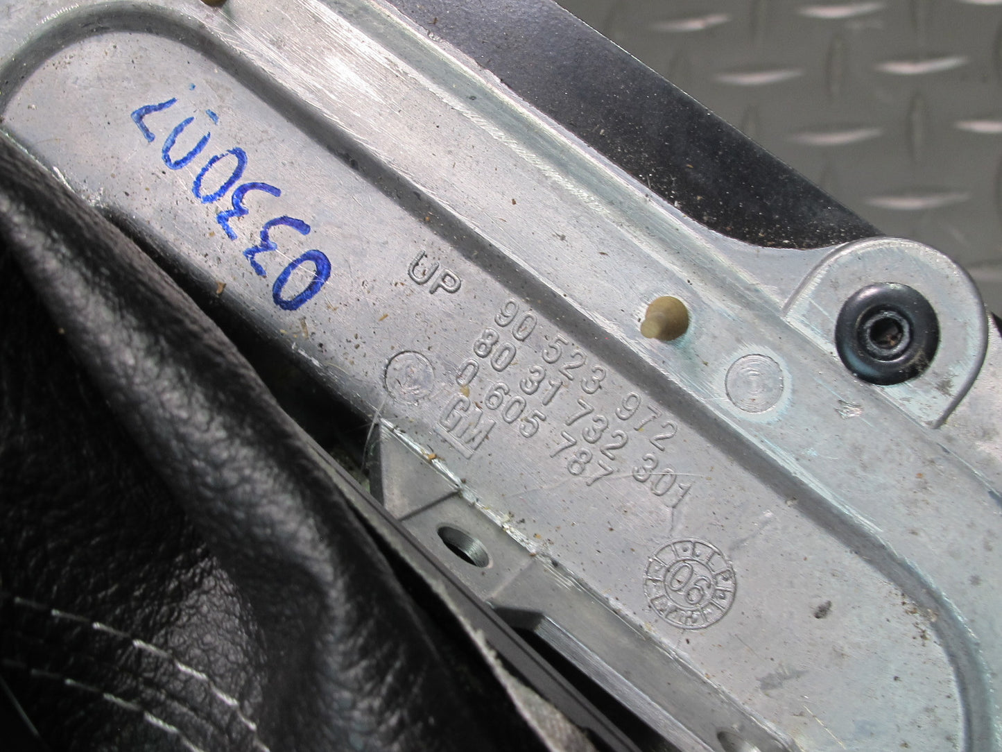 06-07 Pontiac Solstice A/T Auto Transmission Gear Shifter w Knob & Trim 20K OEM