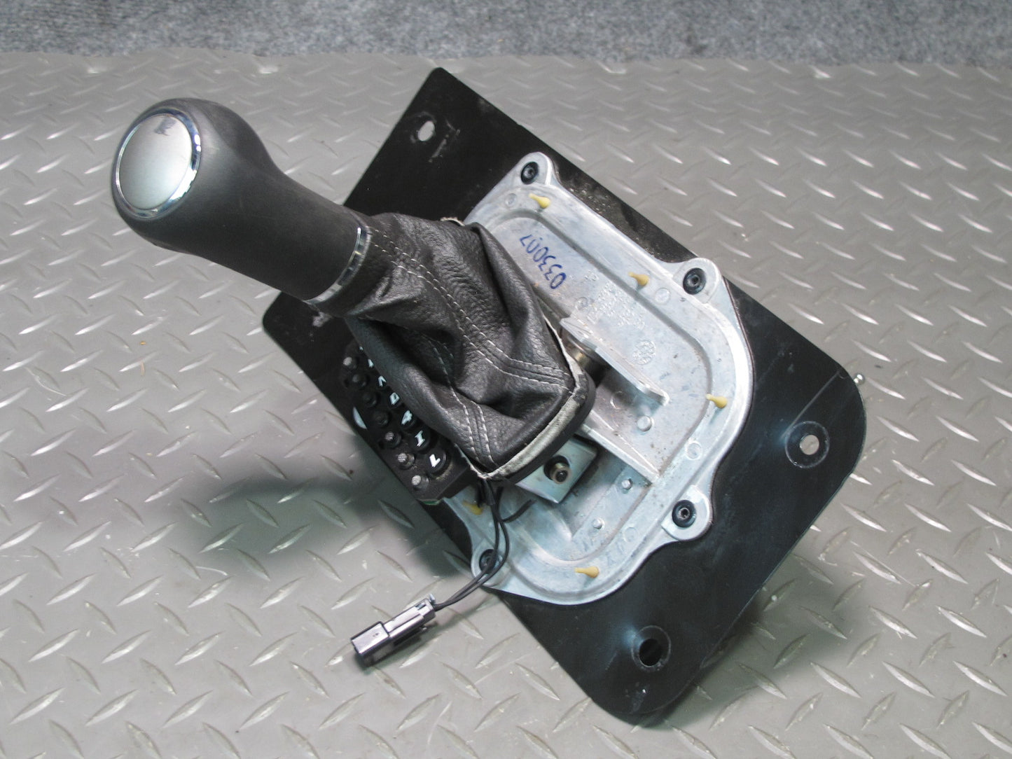 06-07 Pontiac Solstice A/T Auto Transmission Gear Shifter w Knob & Trim 20K OEM