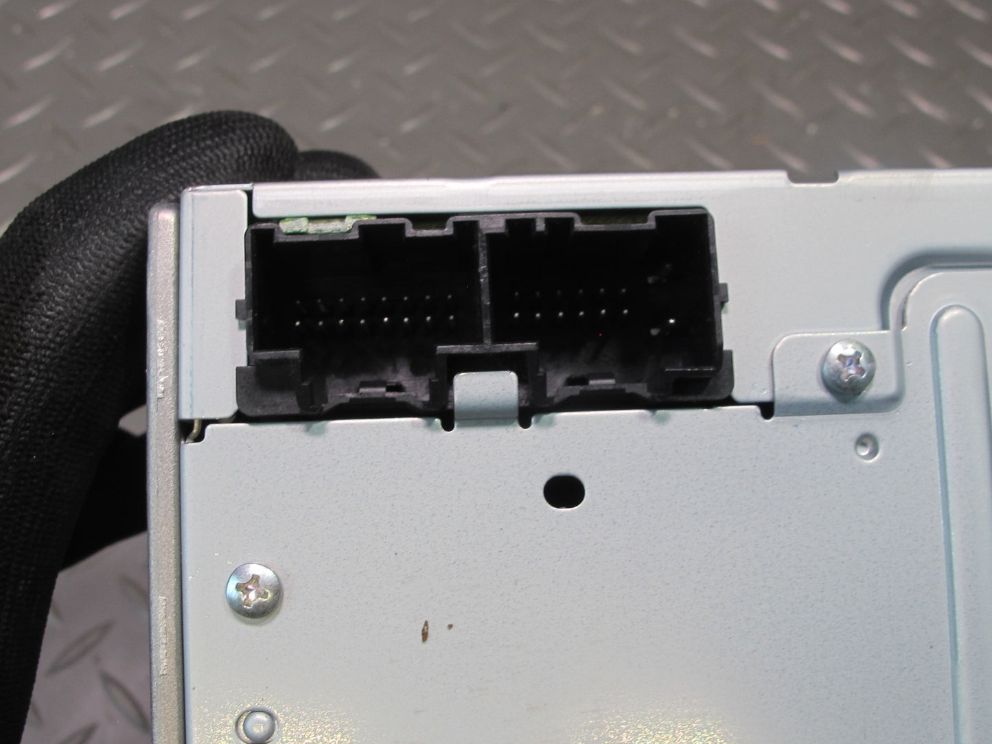 06-08 Pontiac Solstice AM FM Stereo Radio CD Disc Player Head Unit 15878904 OEM