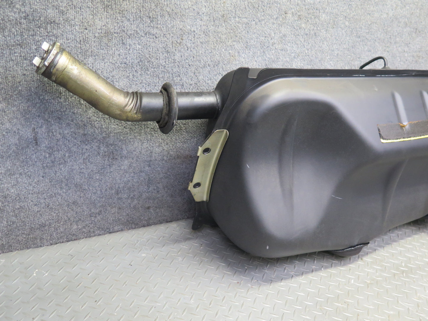 82-85 Mercedes W123 300D 240D Diesel Sedan Fuel Tank Unit w Cap OEM