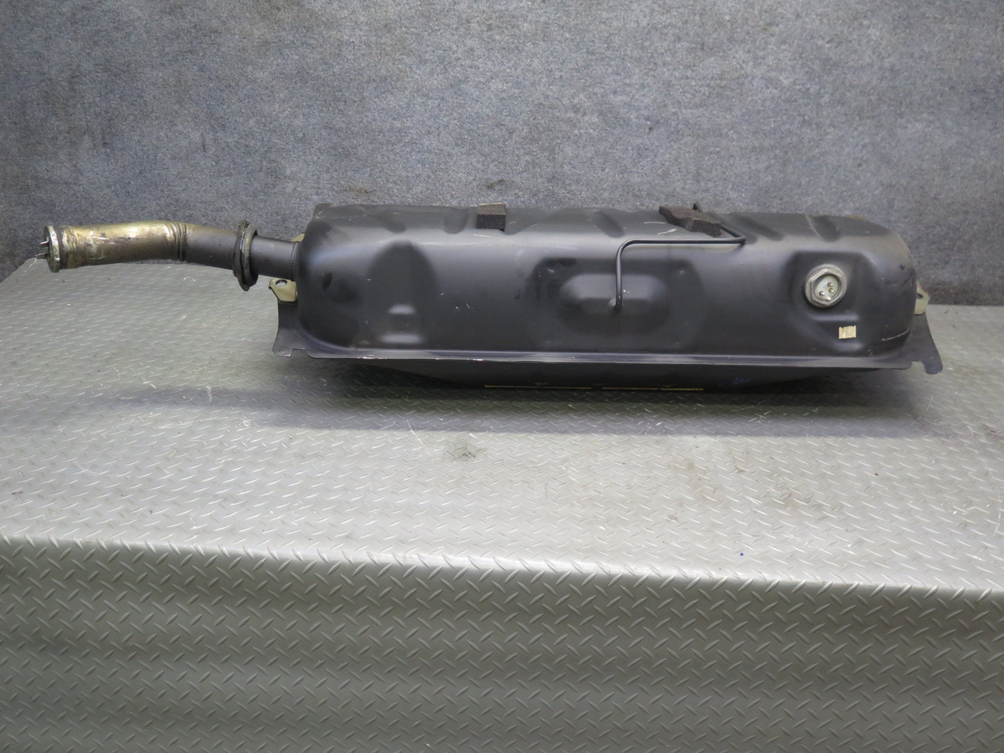 82-85 Mercedes W123 300D 240D Diesel Sedan Fuel Tank Unit w Cap OEM