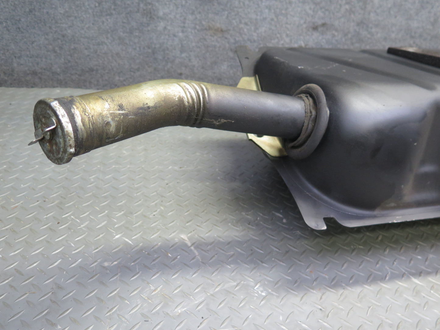 82-85 Mercedes W123 300D 240D Diesel Sedan Fuel Tank Unit w Cap OEM