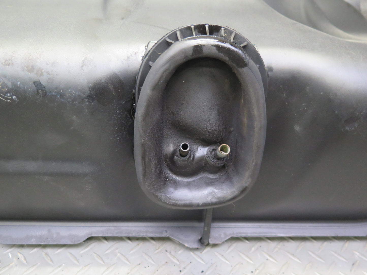 82-85 Mercedes W123 300D 240D Diesel Sedan Fuel Tank Unit w Cap OEM
