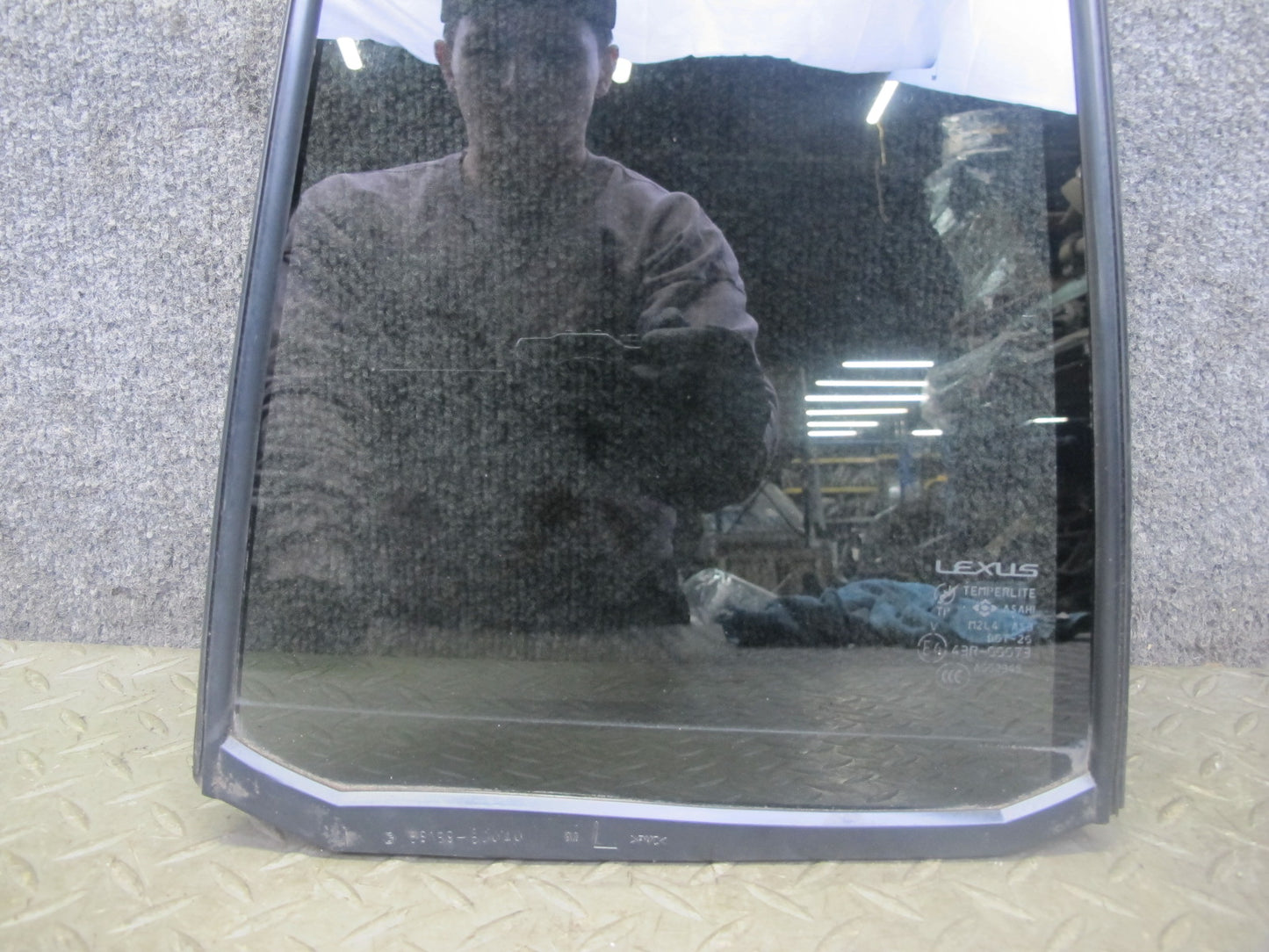 2004-2007 Lexus UZJ100L LX470 Rear Left Door Vent Fixed Glass Window