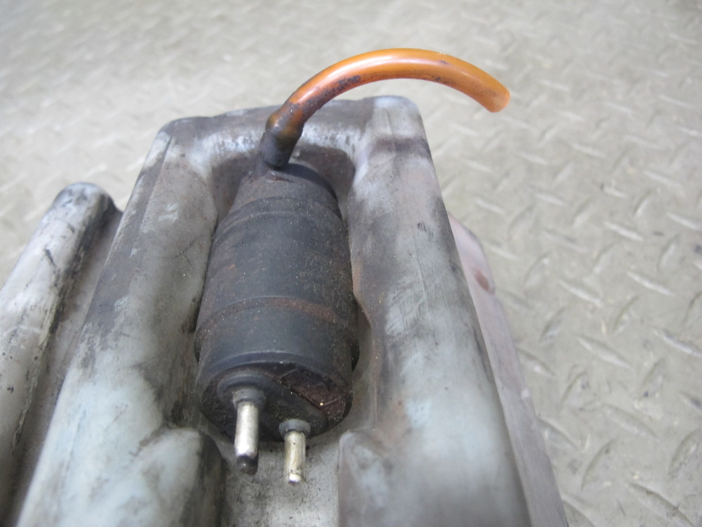 74-85 Mercedes W123 300D 240D Windshield Washer Fluid Reservoir Tank w Pump OEM