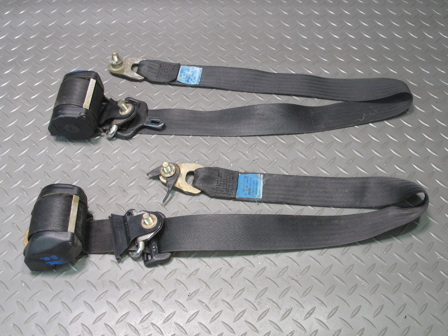 83-85 MERCEDES W123 240D FRONT LEFT RIGHT SEATBELT RETRACTOR SET OEM