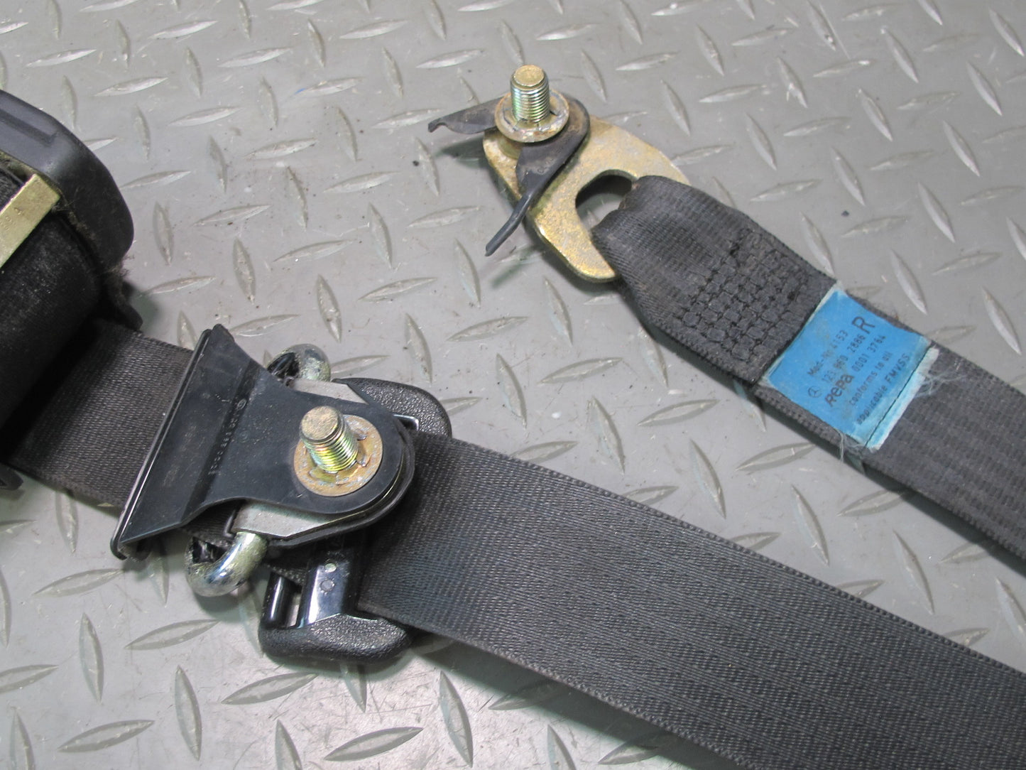 83-85 MERCEDES W123 240D FRONT LEFT RIGHT SEATBELT RETRACTOR SET OEM