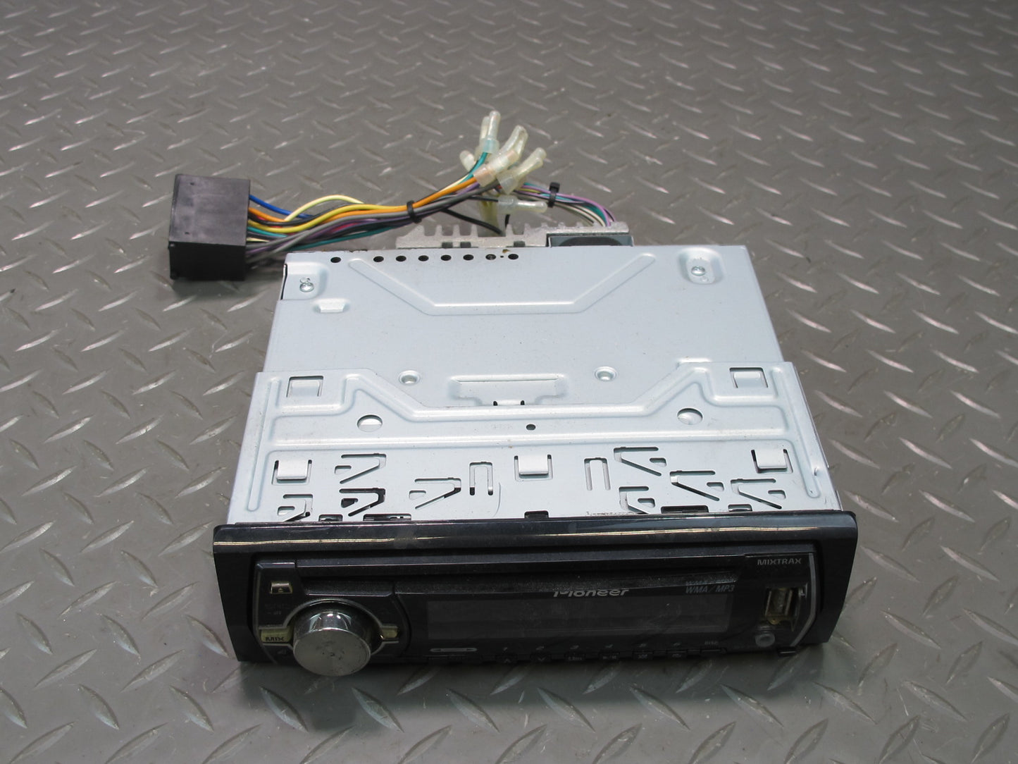 Pioneer DEH-X3500UI CD/MP3/USB Player Receiver Removable Face w Harness & Remote