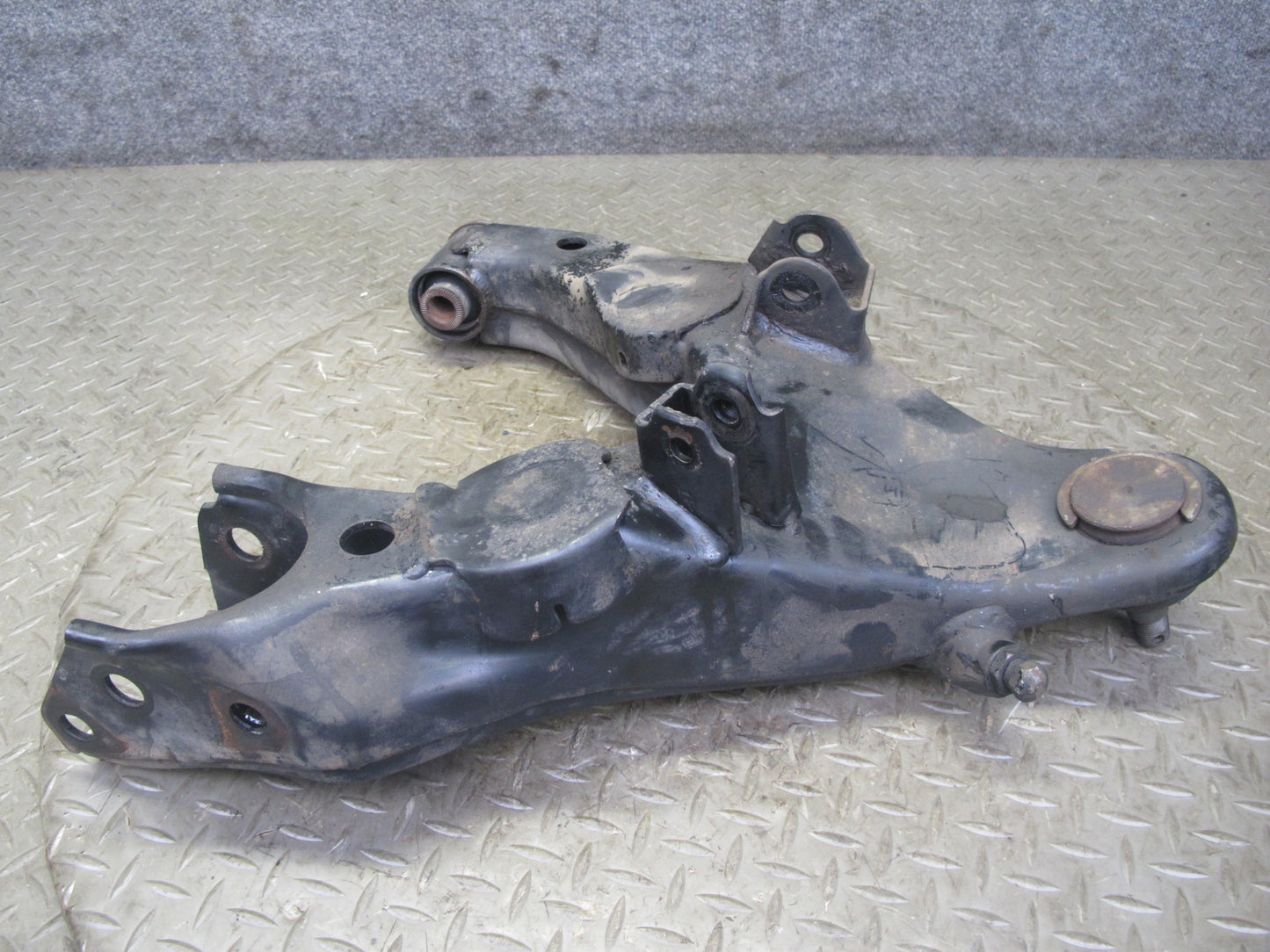 1998-2007 Lexus UZJ100L LX470 Front Right Passenger Side Lower Control Arm
