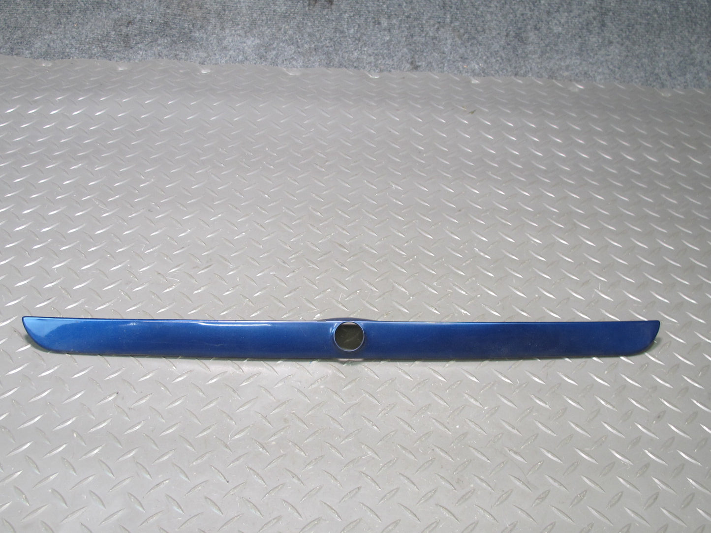 94-99 BMW E36 328iC Convertible Rear Trunk Lid Finish Trim Molding 8135352 OEM