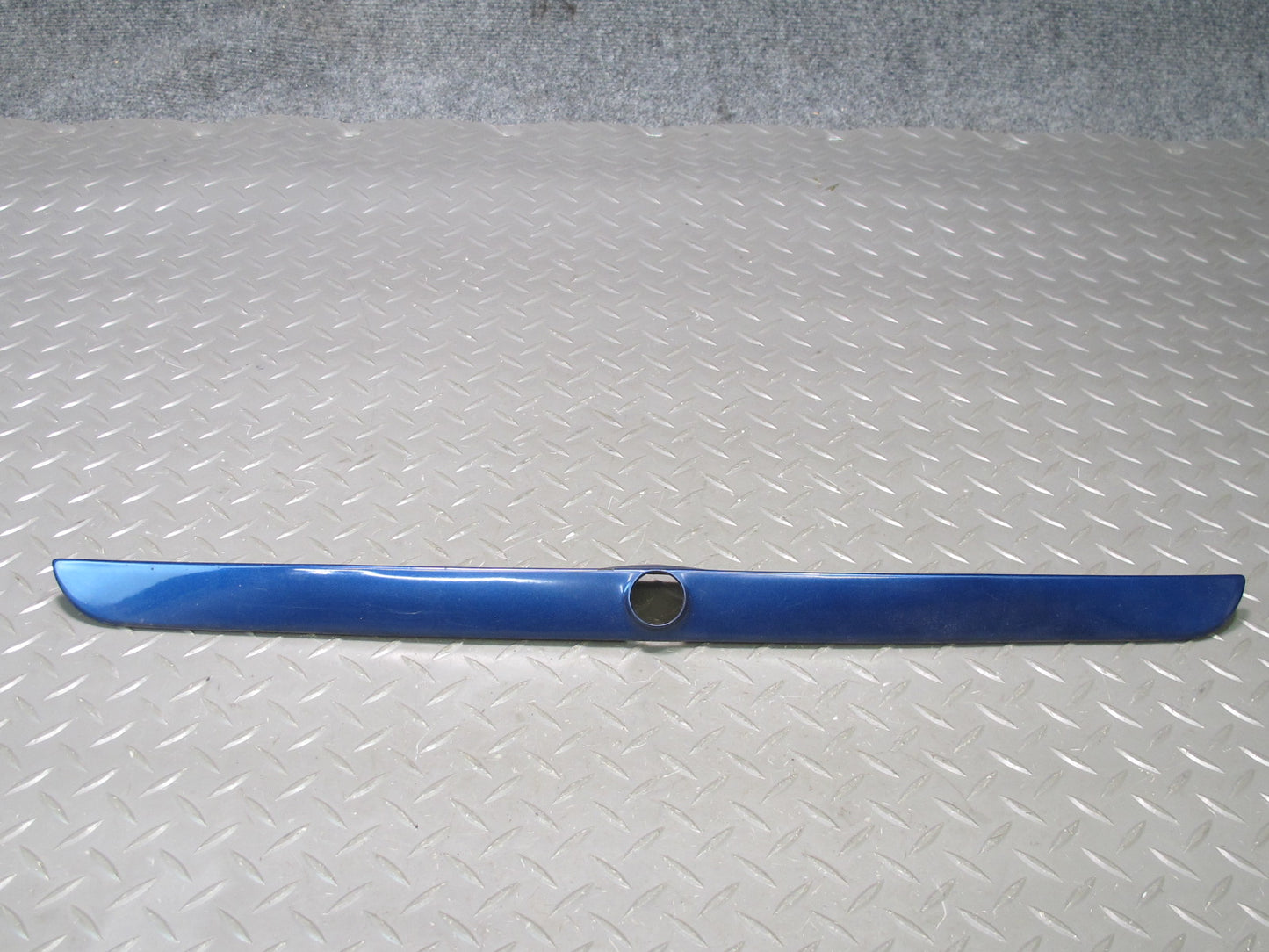 94-99 BMW E36 328iC Convertible Rear Trunk Lid Finish Trim Molding 8135352 OEM