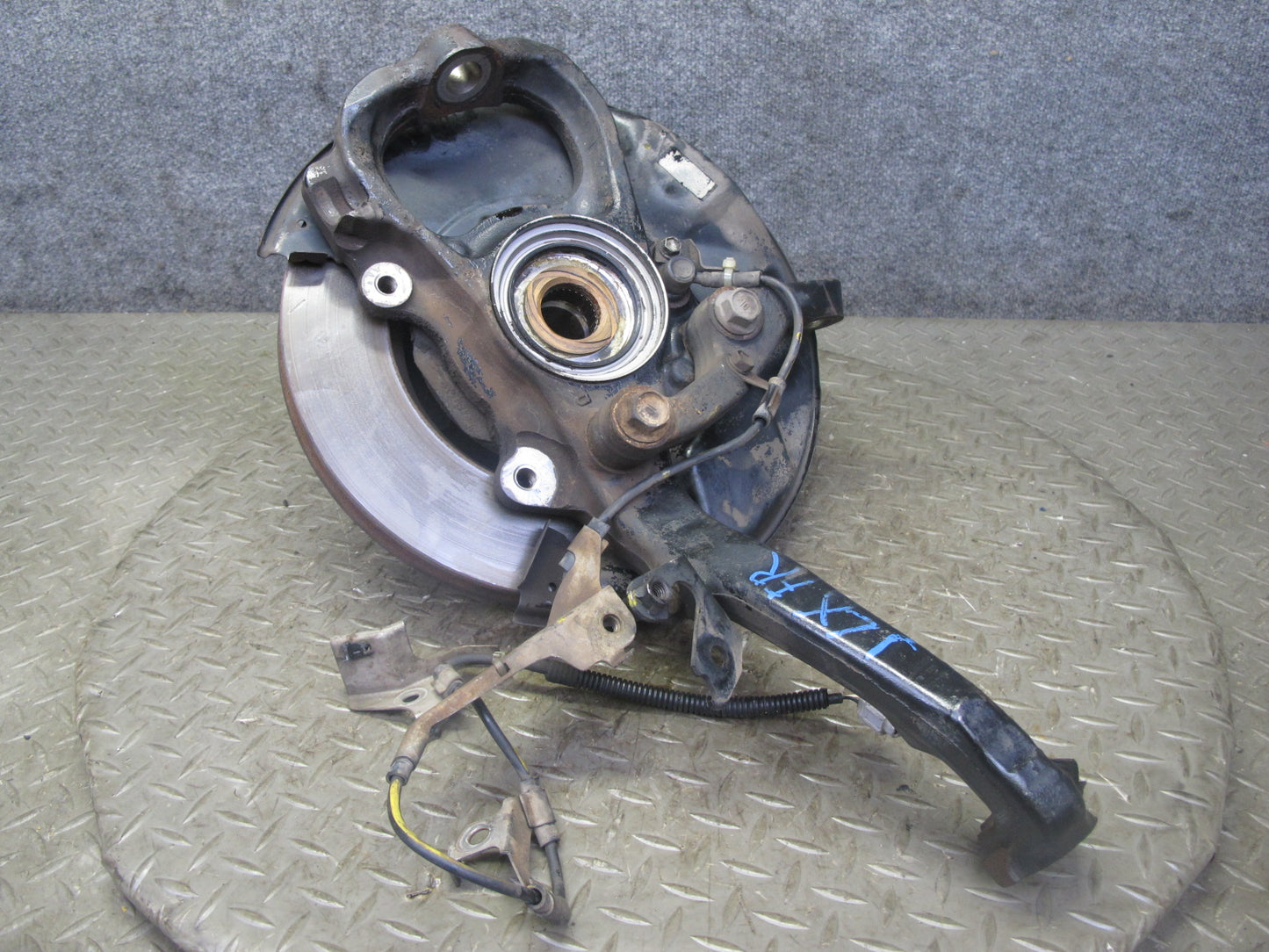 2003-2007 Lexus J100 LX470 Front Right Pass Side Spindle Knuckle Wheel Hub