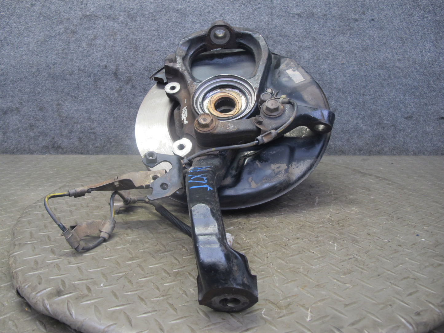 2003-2007 Lexus J100 LX470 Front Right Pass Side Spindle Knuckle Wheel Hub