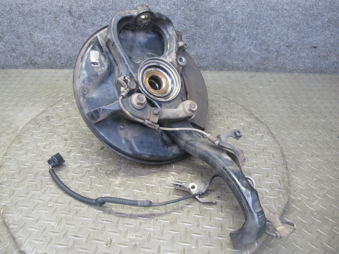 2003-2007 Lexus J100 LX470 Front Left Driver Side Spindle Knuckle Wheel Hub