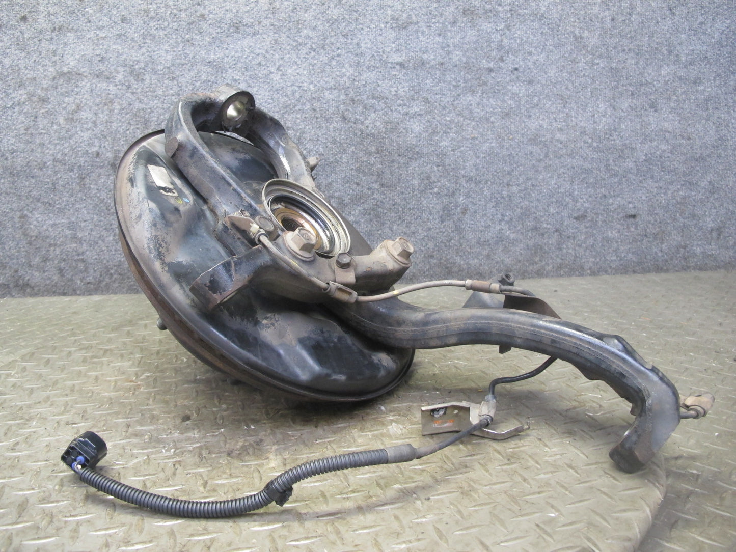 2003-2007 Lexus J100 LX470 Front Left Driver Side Spindle Knuckle Wheel Hub