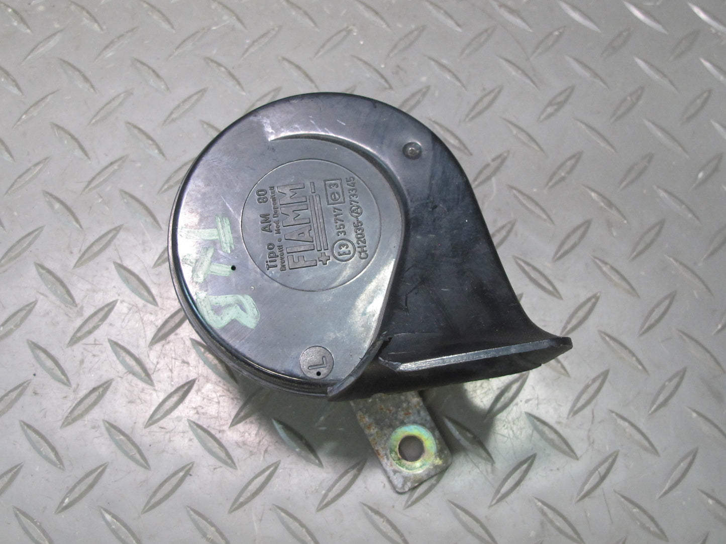 93-99 BMW E36 328iC Set of 2 High & Low Tone Note Pitch Horn Signal OEM