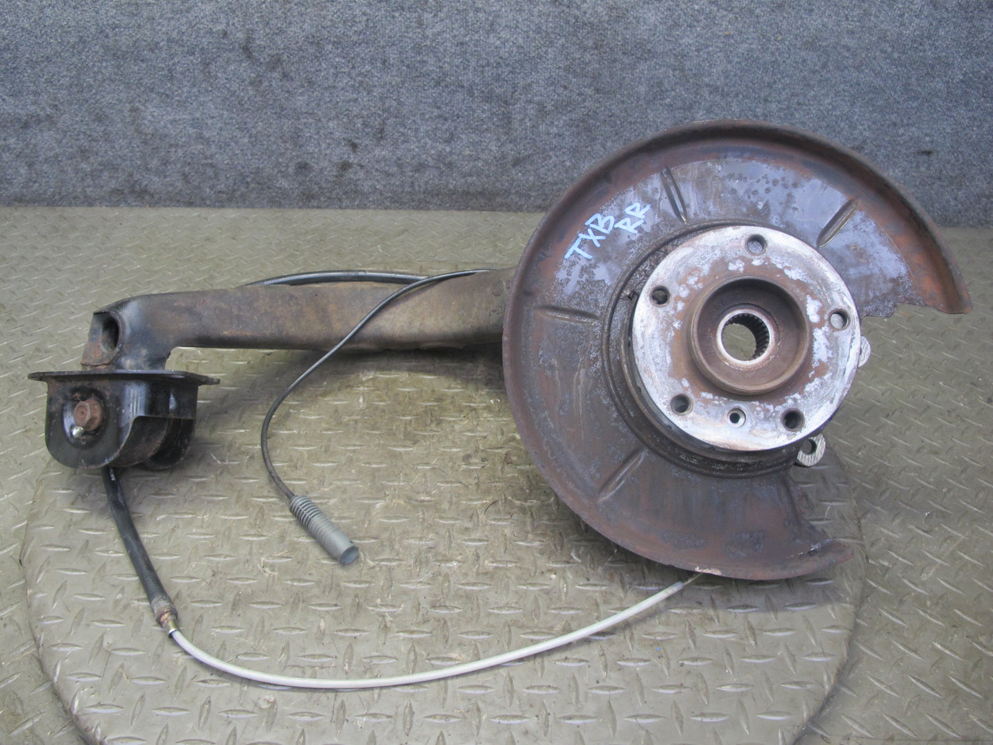 96-97 BMW E36 328iC Convert RWD Rear Right Trailing Arm Knuckle Wheel Hub OEM