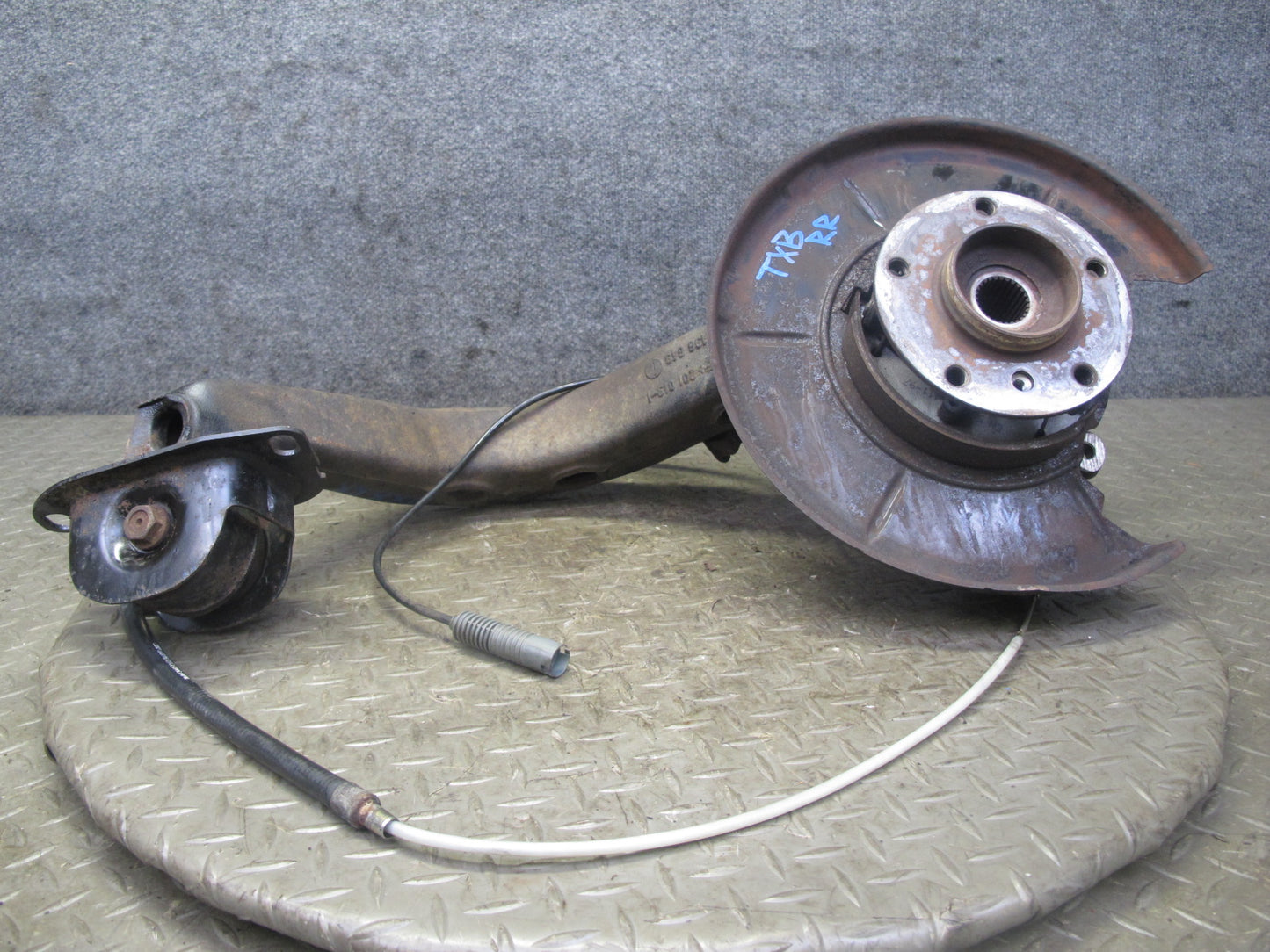 96-97 BMW E36 328iC Convert RWD Rear Right Trailing Arm Knuckle Wheel Hub OEM