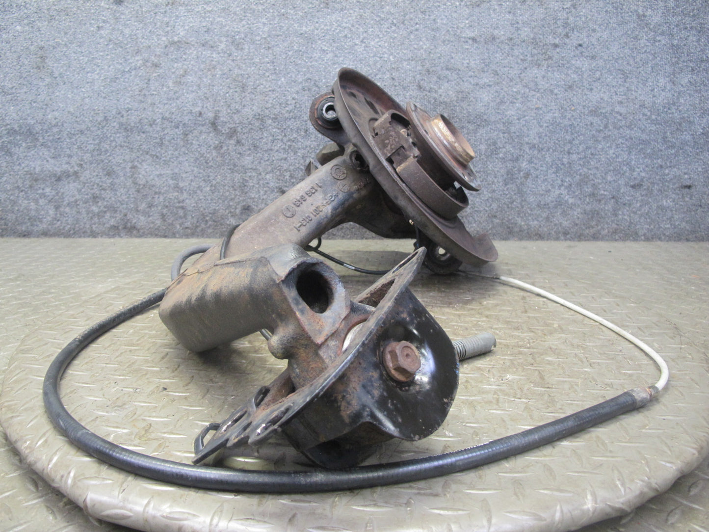 96-97 BMW E36 328iC Convert RWD Rear Right Trailing Arm Knuckle Wheel Hub OEM