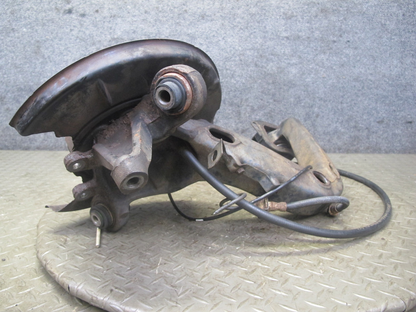 96-97 BMW E36 328iC Convert RWD Rear Right Trailing Arm Knuckle Wheel Hub OEM